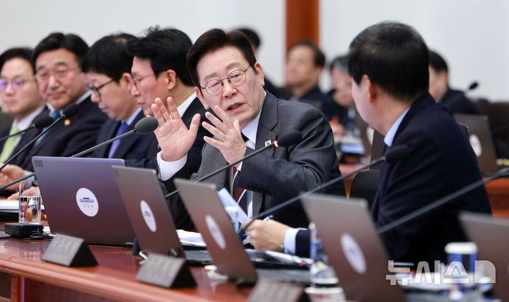 [서울=뉴시스] 고범준 기자 = 이재명 대통령이 3일 청와대에서 열린 국무회의에서 구윤철 경제부총리 겸 재정경제부 장관과 대화하고 있다. 2026.02.03. bjko@newsis.com