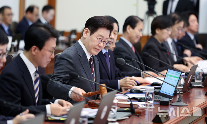 [서울=뉴시스] 고범준 기자 = 이재명 대통령이 3일 청와대에서 열린 국무회의에서 의사봉을 두드리며 개회 선언을 하고 있다. 2026.02.03. bjko@newsis.com