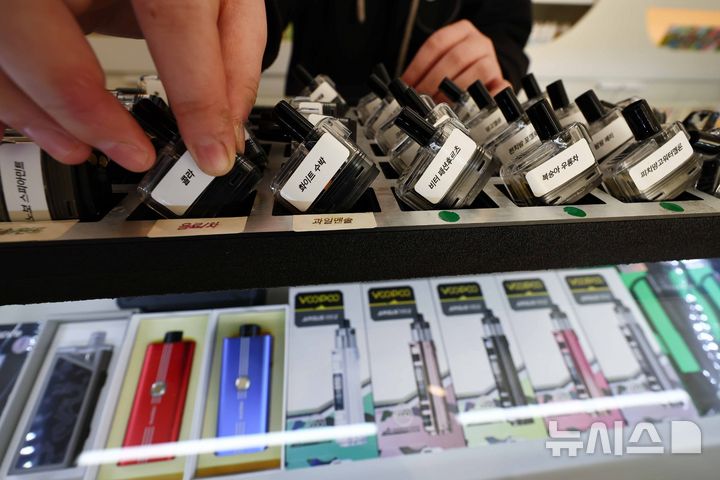 [서울=뉴시스] 김명년 기자 = 3일 서울시내 한 전자담배 판매점에서 직원이 합성 니코틴 소재 전자담배 액상을 정리하고 있다. 보건복지부에 따르면 4월 24일부터 합성 니코틴 소재 액상형 전자담배가 담배규제 대상에 포함됨에 따라 금연 구역에서 사용할 수 없게 된다. 연초 또는 니코틴 담배 제품의 소매인과 제조·수입 판매업자는 담배 자동판매기, 광고, 건강 경고, 가향 물질 표시 금지 등 의무 사항을 준수해야 한다. 2026.02.03. kmn@newsis.com