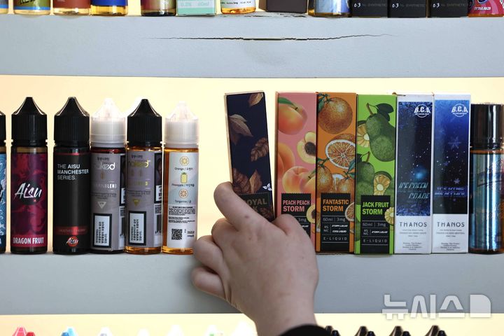 [서울=뉴시스] 김명년 기자 = 서울시내 한 전자담배 판매점에서 직원이 합성 니코틴 소재 전자담배 액상을 정리하고 있다. 2026.02.03. kmn@newsis.com