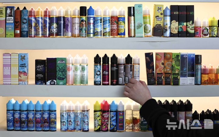 [서울=뉴시스] 김명년 기자 = 지난2월3일 서울시내 한 전자담배 판매점에서 직원이 합성 니코틴 소재 전자담배 액상을 정리하고 있다. 2026.02.03. kmn@newsis.com