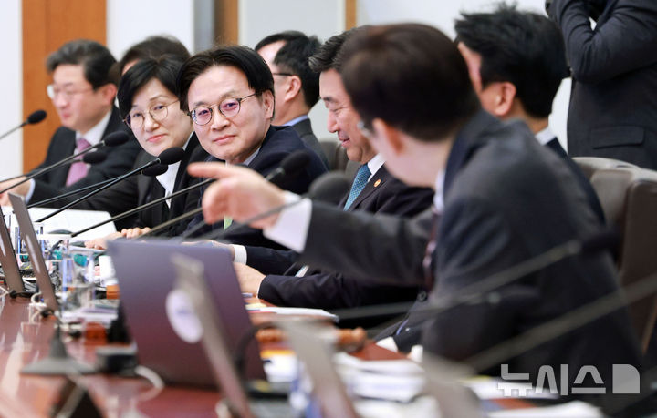 [서울=뉴시스] 고범준 기자 = 김정관 산업통상부 장관이 3일 청와대에서 열린 국무회의에서 이재명 대통령 발언을 듣고 있다. 2026.02.03. bjko@newsis.com