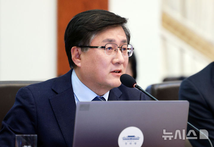 [서울=뉴시스] 고범준 기자 = 김성환 기후에너지환경부 장관이 3일 청와대에서 열린 국무회의에서 발언하고 있다. 2026.02.03. bjko@newsis.com