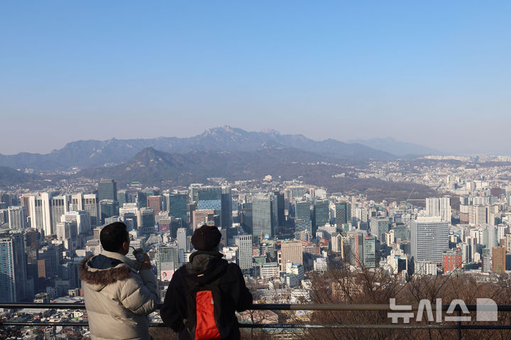 [서울=뉴시스] 권창회 기자 = 절기상 입춘을 하루 앞둔 3일 서울 용산구 남산공원에서 바라본 하늘이 파랗다. 2026.02.03. kch0523@newsis.com