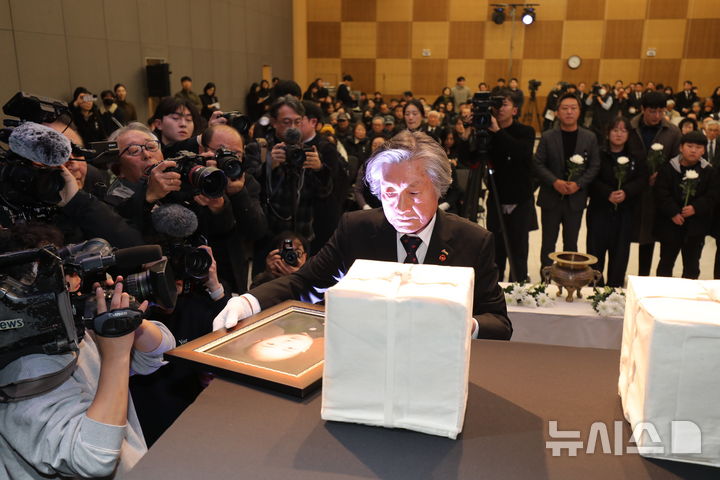 [제주=뉴시스] 우장호 기자 = 3일 오후 제주시 봉개동 제주4·3평화교육센터 대강당에서 제주4·3 사건 희생자 신원확인보고회가 열리고 있다. 이 유해들은 대전 산내 골령골에서 3구, 경산 코발트광산에서 학살된 희생자 유해 중 2구, 제주 도내에서 발견된 유해 2구 신원 등 총 7구이다. 2026.02.03. woo1223@newsis.com