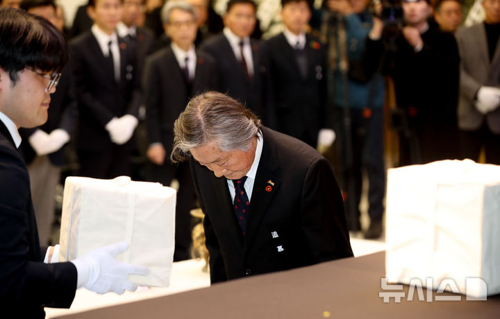 [제주=뉴시스] 우장호 기자 = 3일 오후 제주시 봉개동 제주4·3평화교육센터 대강당에서 제주4·3 사건 희생자 신원확인보고회가 열리고 있다. 이 유해들은 대전 산내 골령골에서 3구, 경산 코발트광산에서 학살된 희생자 유해 중 2구, 제주 도내에서 발견된 유해 2구 신원 등 총 7구이다. 2026.02.03. woo1223@newsis.com