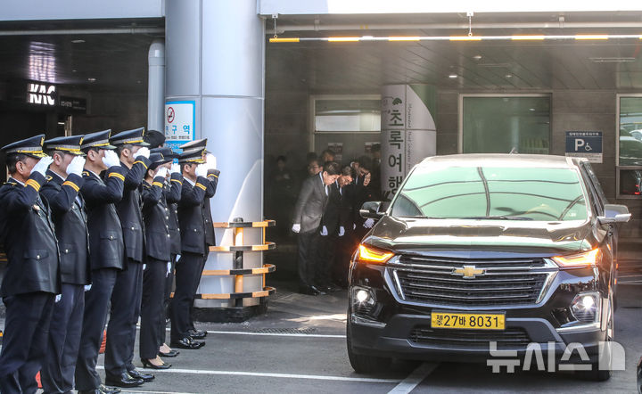 [제주=뉴시스] 우장호 기자 = 3일 오후 제주국제공항 1층 도착장으로 제주4·3 사건 희생자 유해가 운구되고 있다. 이 유해들은 대전 산내 골령골에서 3구, 경산 코발트광산에서 학살된 희생자 유해 중 2구, 제주 도내에서 발견된 유해 2구 신원 등 총 7구이다. 2026.02.03. woo1223@newsis.com