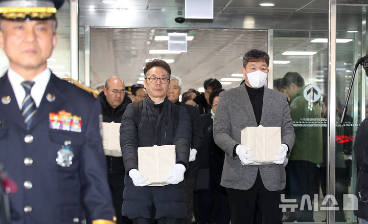 [제주=뉴시스] 우장호 기자 = 3일 오후 제주국제공항 1층 도착장으로 제주4·3 사건 희생자 유해가 운구되고 있다. 이 유해들은 대전 산내 골령골에서 3구, 경산 코발트광산에서 학살된 희생자 유해 중 2구, 제주 도내에서 발견된 유해 2구 신원 등 총 7구이다. 2026.02.03. woo1223@newsis.com