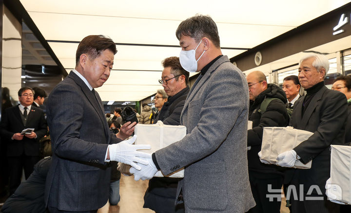 [제주=뉴시스] 우장호 기자 = 오영훈 제주지사가 3일 오후 제주국제공항 1층 도착장으로 봉환된 제주4·3 사건 희생자 유해를 맞이하고 있다. 이 유해들은 대전 산내 골령골에서 3구, 경산 코발트광산에서 학살된 희생자 유해 중 2구, 제주 도내에서 발견된 유해 2구 신원 등 총 7구이다. 2026.02.03. woo1223@newsis.com