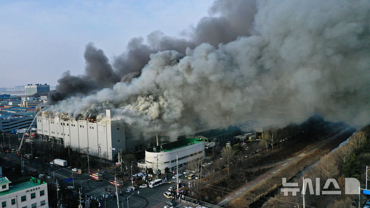 [시흥=뉴시스] 김종택 기자 = 3일 경기 시흥시 정왕동 SPC 삼립 시화공장에서 불이 나 검은 연기가 하늘로 치솟고 있다. 2026.02.03. jtk@newsis.com