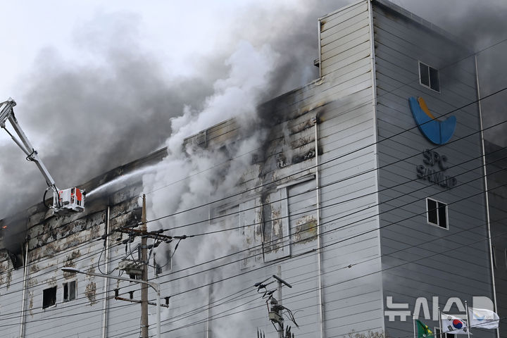 [시흥=뉴시스] 김종택 기자 = 3일 경기 시흥시 정왕동 SPC 삼립 시화공장에서 화재가 발생해 소방대원들이 진압하고 있다. 2026.02.03. jtk@newsis.com