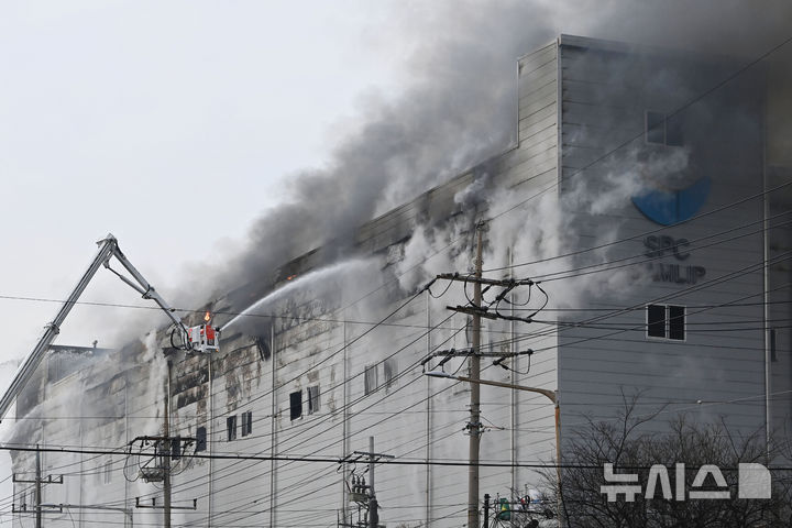 [시흥=뉴시스] 김종택 기자 = 3일 경기 시흥시 정왕동 SPC 삼립 시화공장에서 화재가 발생해 소방대원들이 진압하고 있다. 2026.02.03. jtk@newsis.com