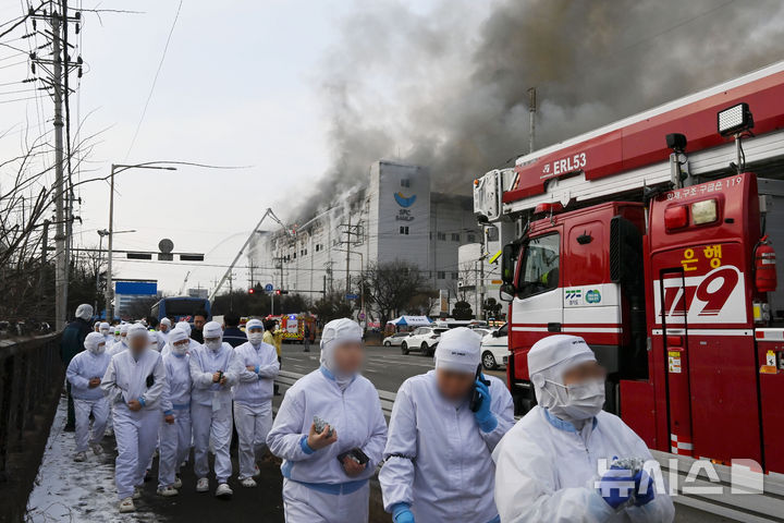 SPC삼립 시화공장 화재 "3층 천장 내려앉아 소방관 진입 난항"