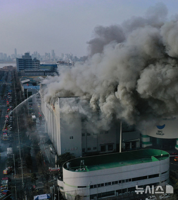 SPC삼립 시화공장 화재 4시간 만 초진, 3명 부상(종합3보)