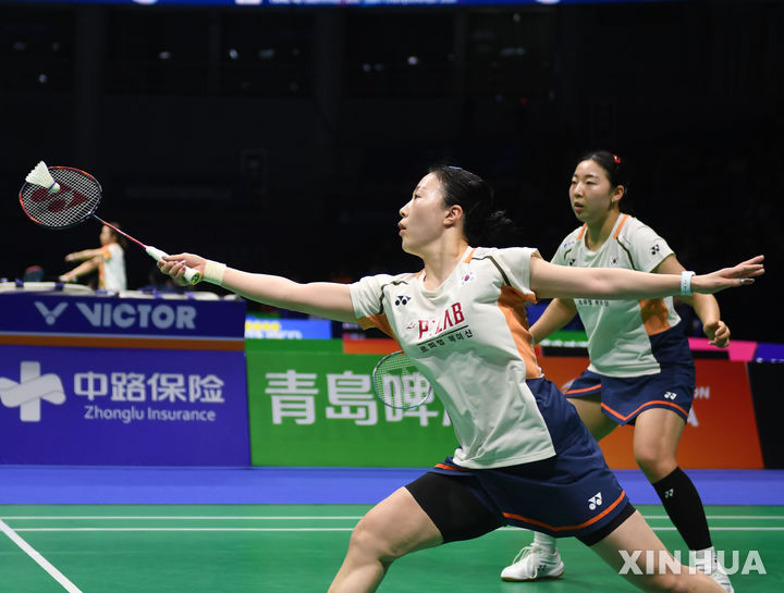 [칭다오=신화/뉴시스] 2026 아시아남녀단체선수권대회에 출전한 한국 여자 배드민턴 대표 김혜정(왼쪽), 공희용. 2026.02.03.