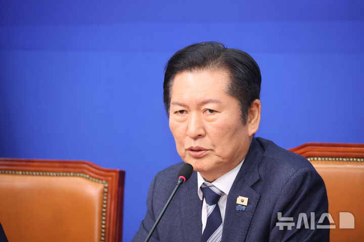 [서울=뉴시스] 김금보 기자 = 정청래 더불어민주당 대표가 지난 3일 오후 서울 여의도 국회에서 ‘1인1표제’ 당헌 개정안 중앙위원회 가결에 대한 기자회견을 하고 있다. 2026.02.03. kgb@newsis.com