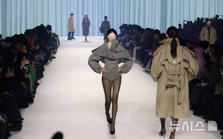 [서울=뉴시스] 이영환 기자 = 3일 오후 서울 중구 동대문디자인플라자(DDP)에서 열린 2026 F/W 패션위크 오프닝 패션쇼(한현민 디자이너 브랜드 뮌)에서 모델들이 워킹을 하고 있다. 2026.02.03. 20hwan@newsis.com