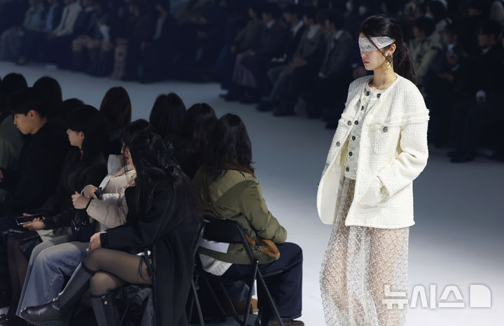 [서울=뉴시스] 이영환 기자 = 3일 오후 서울 중구 동대문디자인플라자(DDP)에서 열린 2026 F/W 패션위크 오프닝 패션쇼(한현민 디자이너 브랜드 뮌)에서 모델들이 워킹을 하고 있다. 2026.02.03. 20hwan@newsis.com