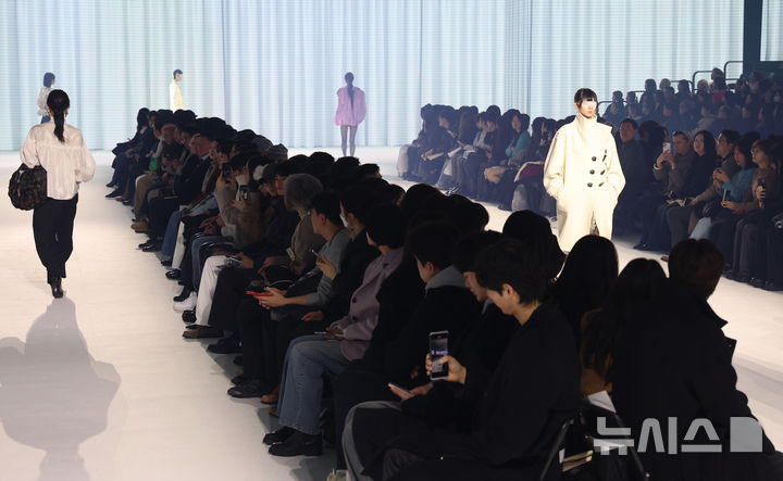[서울=뉴시스] 이영환 기자 = 3일 오후 서울 중구 동대문디자인플라자(DDP)에서 열린 2026 F/W 패션위크 오프닝 패션쇼(한현민 디자이너 브랜드 뮌)에서 모델들이 워킹을 하고 있다. 2026.02.03. 20hwan@newsis.com