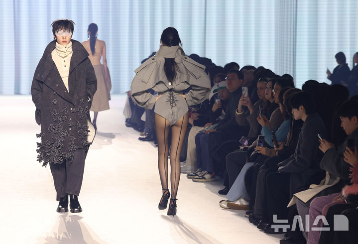 [서울=뉴시스] 이영환 기자 = 3일 오후 서울 중구 동대문디자인플라자(DDP)에서 열린 2026 F/W 패션위크 오프닝 패션쇼(한현민 디자이너 브랜드 뮌)에서 모델들이 워킹을 하고 있다. 2026.02.03. 20hwan@newsis.com