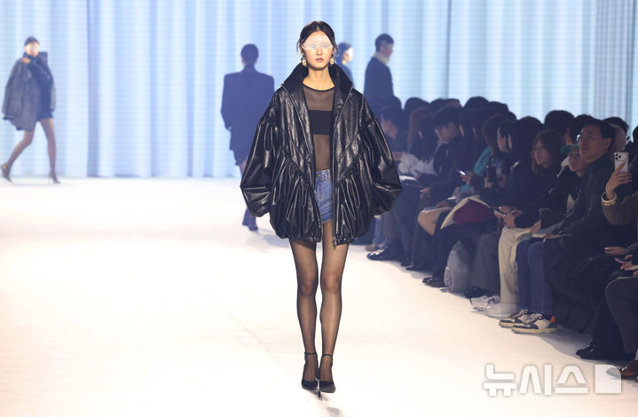 [서울=뉴시스] 이영환 기자 = 3일 오후 서울 중구 동대문디자인플라자(DDP)에서 열린 2026 F/W 패션위크 오프닝 패션쇼(한현민 디자이너 브랜드 뮌)에서 모델들이 워킹을 하고 있다. 2026.02.03. 20hwan@newsis.com
