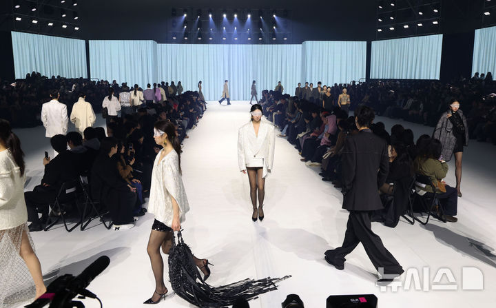 [서울=뉴시스] 이영환 기자 = 3일 오후 서울 중구 동대문디자인플라자(DDP)에서 열린 2026 F/W 패션위크 오프닝 패션쇼(한현민 디자이너 브랜드 뮌)에서 모델들이 워킹을 하고 있다. 2026.02.03. 20hwan@newsis.com