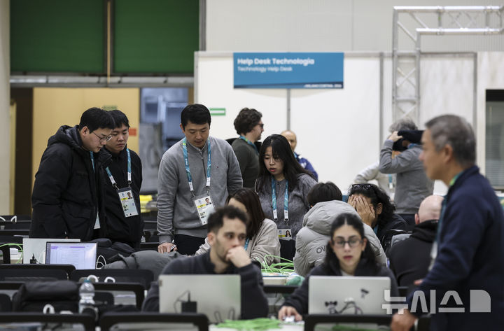 [밀라노=뉴시스] 김근수 기자 = 2026 밀라노·코르티나담페초 동계올림픽 개막을 사흘 앞둔 3일(현지 시간) 이탈리아 밀라노 메인프레스센터(MPC)에서 취재진들이 취재를 준비하고 있다. 2025.02.03. ks@newsis.com