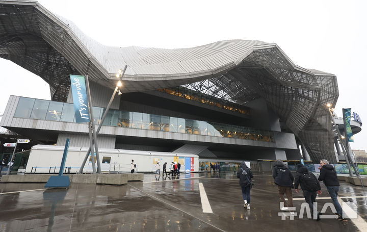 [밀라노=뉴시스] 김근수 기자 = 2026 밀라노·코르티나담페초 동계올림픽 개막을 사흘 앞둔 3일(현지 시간) 이탈리아 밀라노 메인프레스센터(MPC)에서 해외 취재진들이 이동하고 있다. 2025.02.03. ks@newsis.com