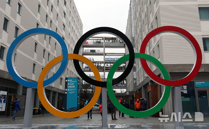 [밀라노=뉴시스] 박주성 기자 = 2026 밀라노·코르티나담페초 동계올림픽 개막을 사흘 앞둔 3일(현지 시간) 이탈리아 밀라노 올림픽선수촌에 오륜기 조형물이 전시되어 있다. 2026.02.03. park7691@newsis.com