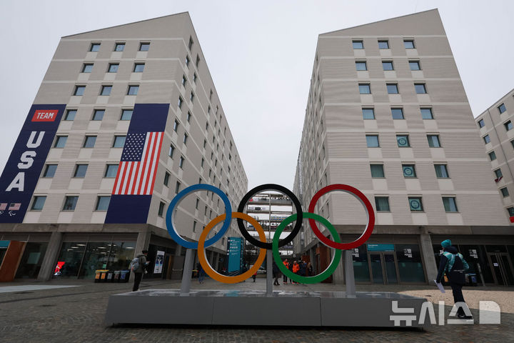 [밀라노=뉴시스] 박주성 기자 = 2026 밀라노·코르티나담페초 동계올림픽 개막을 사흘 앞둔 3일(현지 시간) 이탈리아 밀라노 올림픽선수촌에 오륜기 조형물이 전시되어 있다. 2026.02.03. park7691@newsis.com