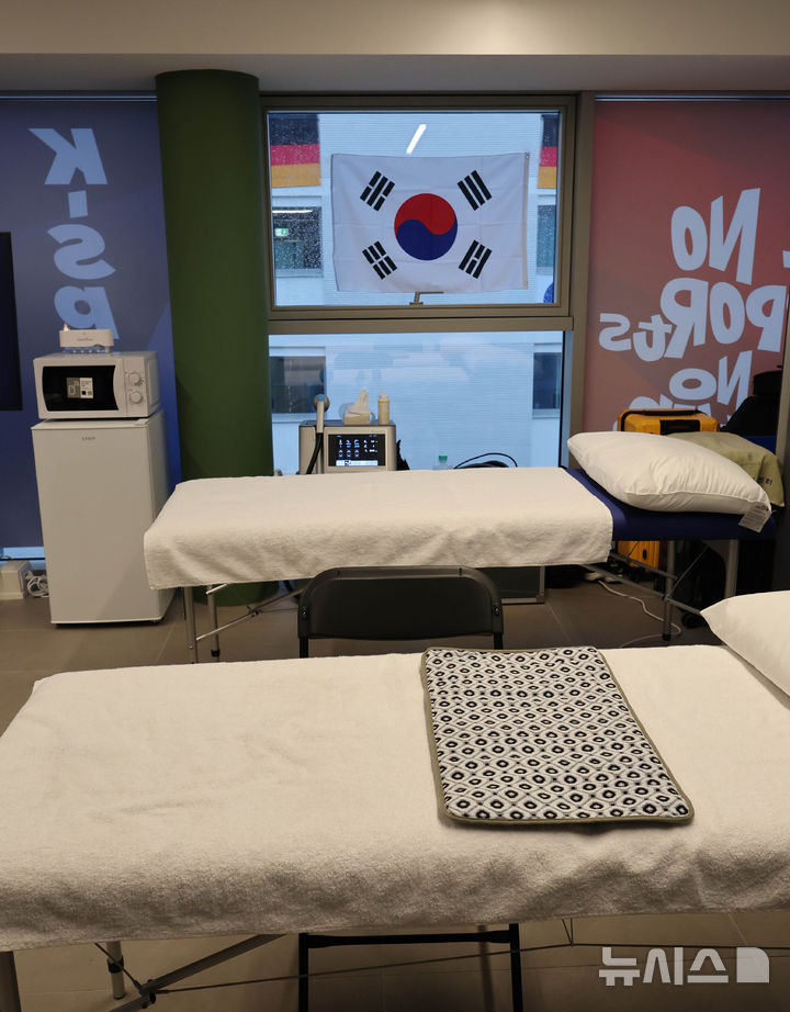 [밀라노=뉴시스] 박주성 기자 = 2026 밀라노·코르티나담페초 동계올림픽 개막을 사흘 앞둔 3일(현지 시간) 이탈리아 밀라노 올림픽선수촌 대한민국 선수단 숙소 내 의무실을 미디어에게 공개하고 있다. 2026.02.03. park7691@newsis.com