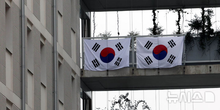 [밀라노=뉴시스] 박주성 기자 = 2026 밀라노·코르티나담페초 동계올림픽 개막을 사흘 앞둔 3일(현지 시간) 이탈리아 밀라노 올림픽선수촌에 태극기가 걸려 있다. 2026.02.03. park7691@newsis.com