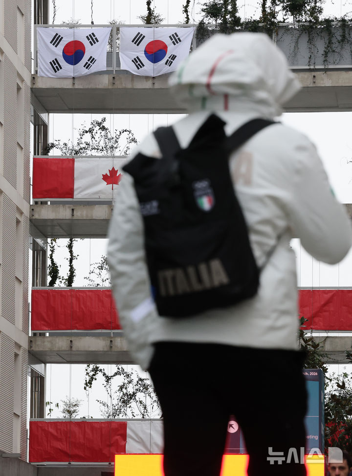 [밀라노=뉴시스] 박주성 기자 = 2026 밀라노·코르티나담페초 동계올림픽 개막을 사흘 앞둔 3일(현지 시간) 이탈리아 밀라노 올림픽선수촌에 태극기가 걸려 있다. 2026.02.03. park7691@newsis.com