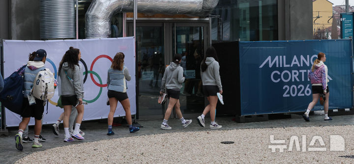[밀라노=뉴시스] 박주성 기자 = 2026 밀라노·코르티나담페초 동계올림픽 개막을 사흘 앞둔 3일(현지 시간) 이탈리아 밀라노 올림픽선수촌에 선수들이 훈련을 위해 이동하고 있다. 2026.02.03. park7691@newsis.com