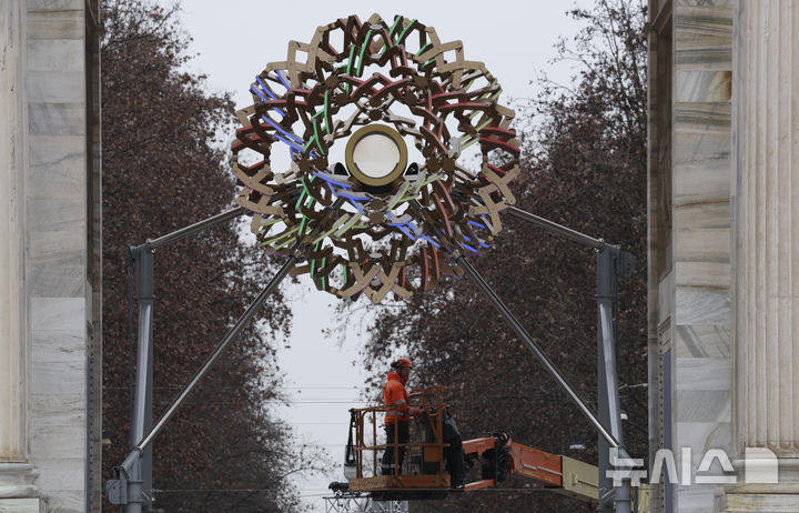 [밀라노=뉴시스] 김근수 기자 = 2026 밀라노·코르티나담페초 동계올림픽 개막을 사흘 앞둔 3일(현지 시간) 이탈리아 밀라노의 '평화의 아치'(아르코 델라 파체)에 성화대가 설치되고 있다. 2026.02.03. ks@newsis.com