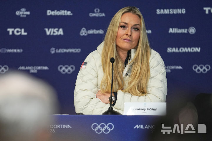 [코르티나담페초=AP/뉴시스] 스키 여제 린지 본(미국)이 3일(현지 시간) 이탈리아 코르티나담페초에서 기자회견을 하고 있다. 2026.02.04.