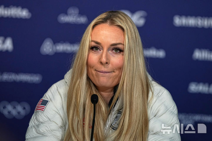[코르티나담페초=AP/뉴시스] 스키 여제 린지 본(미국)이 3일(현지 시간) 이탈리아 코르티나담페초에서 기자회견을 하고 있다. 2026.02.04.