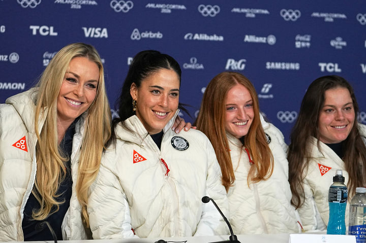 [코르티나담페초=AP/뉴시스] 스키 여제 린지 본이 3일(현지 시간) 이탈리아 코르티나담페초에서 열린 기자회견에서 미국 스키 대표팀과 기념촬영 하고 있다. 왼쪽부터 린지 본, 이사벨라 라이트, 메리 보콕, 브리지 존슨. 2026.02.04.