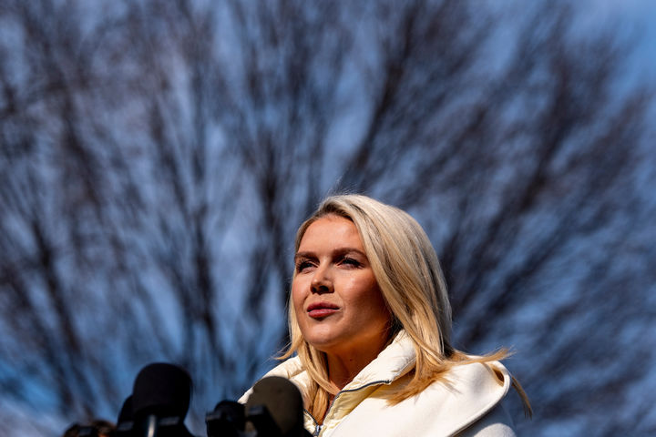 [워싱턴=AP/뉴시스] 캐럴라인 레빗 미국 백악관 대변인이 3일(현지 시간) 워싱턴DC 백악관에서 취재진 질문에 답하고 있다. 2026.02.04.