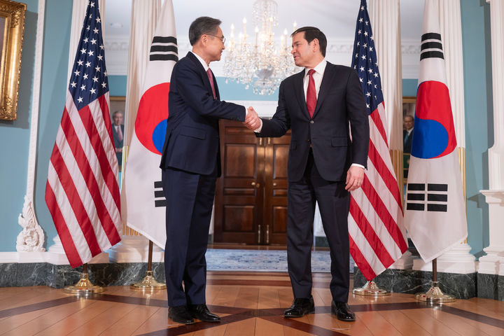 [워싱턴=AP/뉴시스] 조현(왼쪽) 외교부 장관이 3일(현지 시간) 미국 워싱턴 국무부에서 마코 루비오 미 국무장관과 회담에 앞서 악수하고 있다. 2026.02.04.