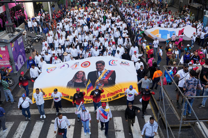 [카라카스=AP/뉴시스] 3일 베네수엘라 수도 카라카스에서 친정부 시위대가 미국에 구금 중인 니콜라스 마두로 전 대통령 부부의 석방을 촉구하며 행진하고 있다. 시위대는 “베네수엘라는 니콜라스가 필요하다” 등의 구호를 외치며 거리로 나섰다. 2026.02.14.