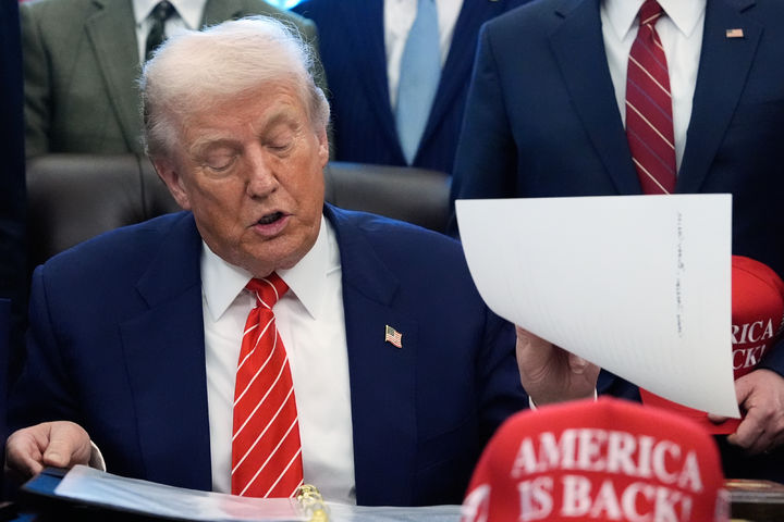 [워싱턴=AP/뉴시스] 도널드 트럼프 미국 대통령이 3일(현지 시간) 미 워싱턴 백악관 집무실에서 연방정부 부분 셧다운을 종료하는 대규모 패키지 예산안에 서명하기 전 법안을 살펴보고 있다. 이로써 트럼프 집권 2기 두 번째 셧다운이 나흘 만에 종료됐다. 2026.02.04.