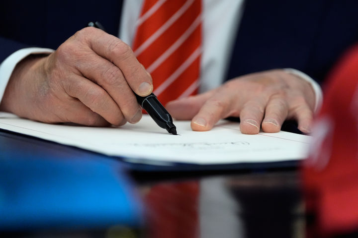 [워싱턴=AP/뉴시스] 도널드 트럼프 미국 대통령이 3일(현지 시간) 미 워싱턴 백악관 집무실에서 연방정부 부분 셧다운을 종료하는 대규모 패키지 예산안에 서명하고 있다. 이로써 트럼프 집권 2기 두 번째 셧다운이 나흘 만에 조욜됐다. 2026.02.04.