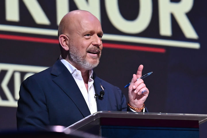 [워싱턴=AP/뉴시스] 도널드 트럼프 미국 대통령이 6일(현지 시간) 캘리포니아 주지사 선거를 앞두고 폭스뉴스 진행자 출신인 스티브 힐튼 후보를 공개 지지했다. 사진은 힐튼이 지난 2월 3일 샌프란시스코에서 열린 후보 토론회에서 발언하는 모습. 2026.04.07.