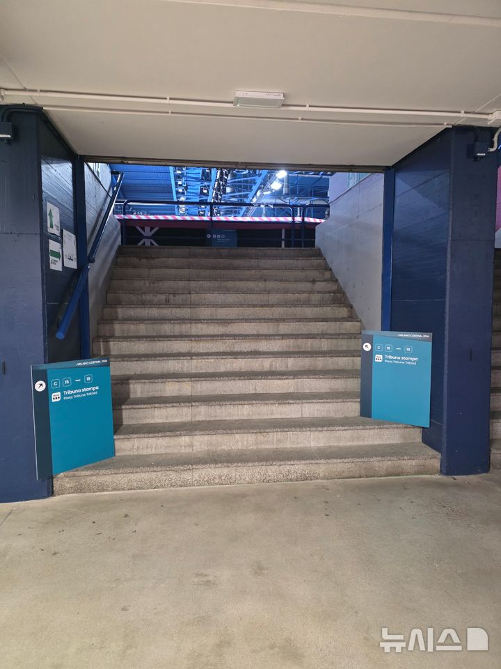 [밀라노=뉴시스] 김희준 기자 = 3일(현지 시간) 밀라노 아이스 스케이팅 아레나 복도 표지판이 부착되지 않은 채 세워져 있다. 2026.02.03jinxijun@newsis.com