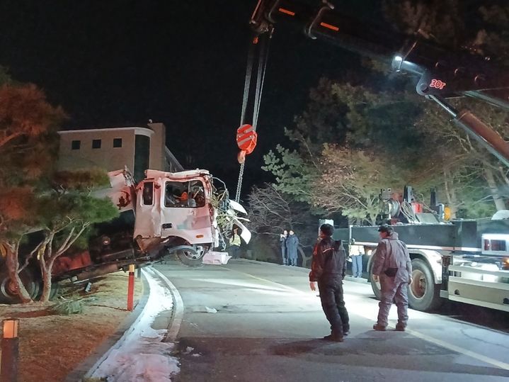 유조차 전도 사고. (사진=인천소방본부 제공) 2026.02.04. photo@newsis.com *재판매 및 DB금지 *재판매 및 DB 금지