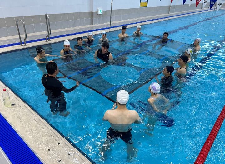 [원주=뉴시스] 동부복합생활지원센터에서 진행하는 생존수영 강습 모습. (사진=원주시 제공) 2026.02.04. photo@newsis.com *재판매 및 DB 금지