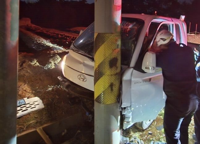 충남 보령서 1t 트럭 전봇대와 충돌…60대 운전자 숨져