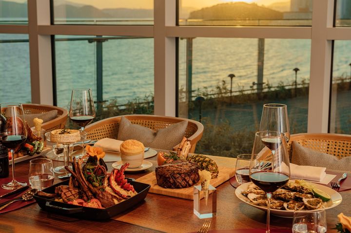 [서울=뉴시스] 시그니엘 부산 올데이 다이닝 '더 뷰' 모습.(사진=롯데호텔앤리조트 제공) *재판매 및 DB 금지