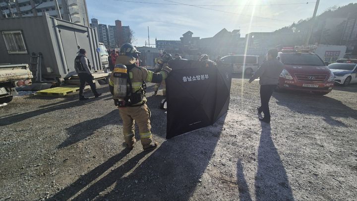 [금산=뉴시스] 지난 3일 오후 3시32분께 충남 금산군 금산읍 중도리의 공터에서 70대가 전신화상을 입고 숨진 가운데 구급대가 사고 현장에 가림막을 설치하고 구조에 나서고 있다. (사진=금산소방서 제공) 2026.02.04. photo@newsis.com&nbsp; *재판매 및 DB 금지